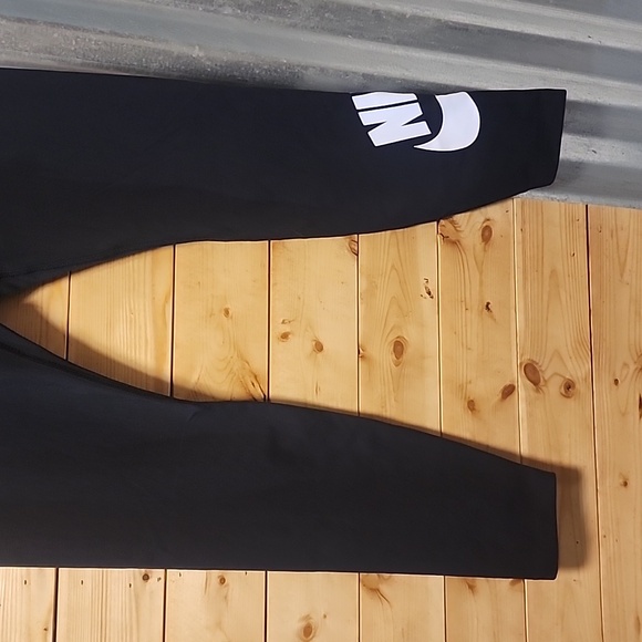 Womans Nike Tight Fit Regular length leggings Size Medium NEW - Picture 2 of 8